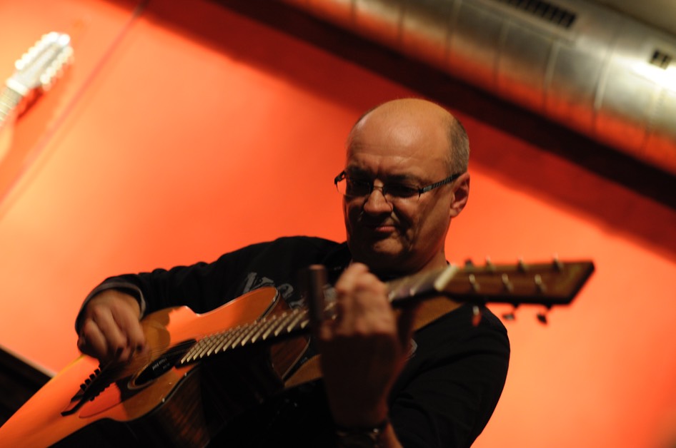 Jacques Stotzem @ Gitarrenzentrum. Photo © Dirk Engeland