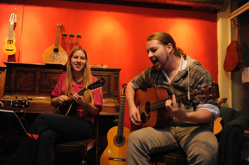 Marijke and Michiel Wiesenekker at the Gitarrenzentrum/ Café Esperanza.  Photo © Dirk Engeland