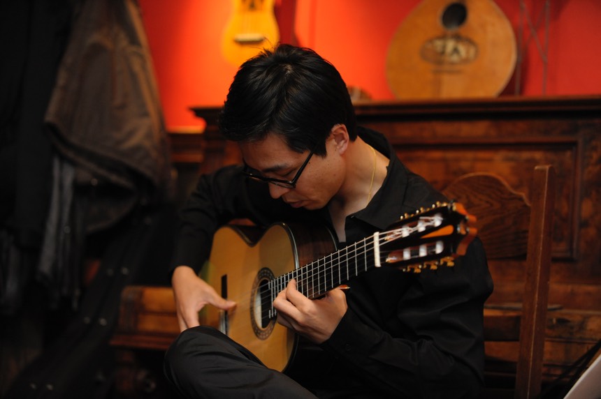 Internationale Gitarrentage Wuppertal. Jun-Ho Lee at the Gitarrenzentrum/ Café Esperanza. Photo © Dirk Engeland