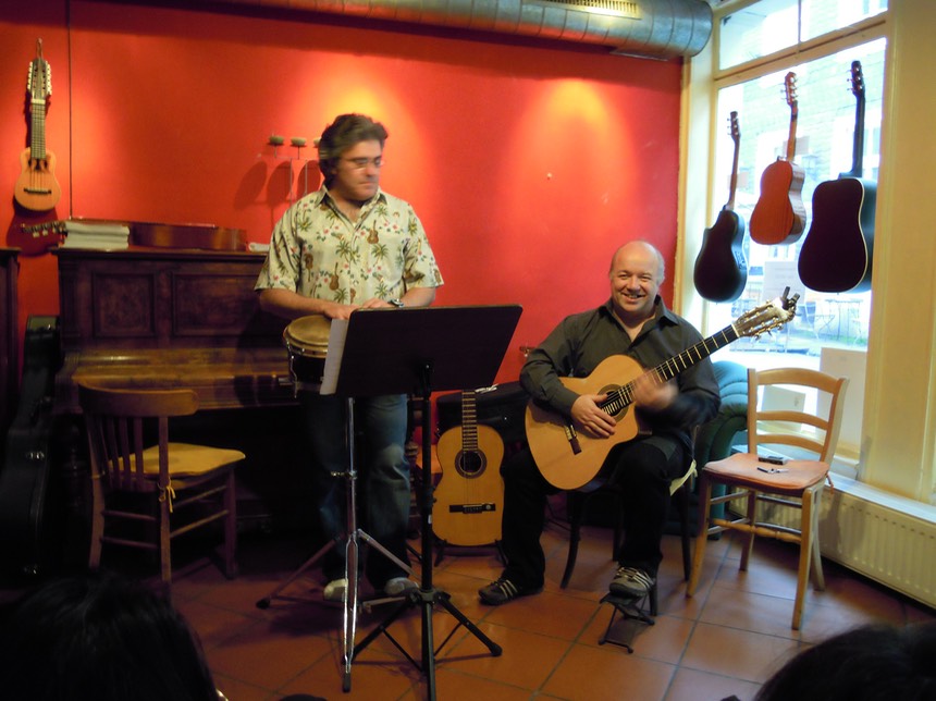 Jorge Oliva and Kai Heumann at the Gitarrenzentrum/ Café Esperanza. Photo © Zorro Zin