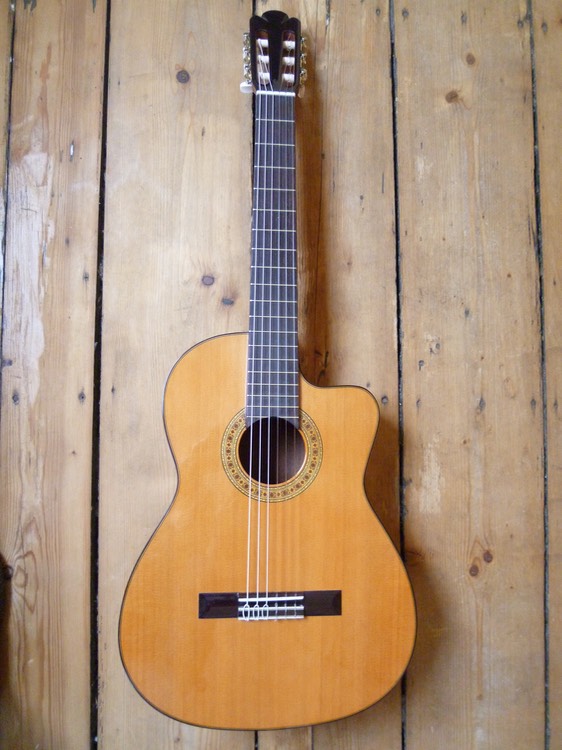 Concertguitar. Modelo "El Sur- Cutaway"  (Guitarras Calliope), Zeder. Cedar. Photo © UK