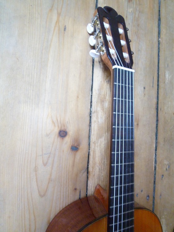 53.Fichte. Kinderkonzertgitarre. Children Concertguitar. "Modelo Linus"(Guitarras Calliope), Cedar. Photo © UK