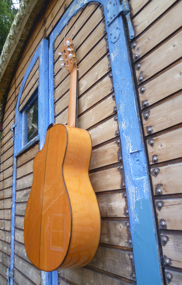 Modelo Orfeo Flamenca Blanca Zargen und Decke. Kingsize Concertguitar Modelo Orfeo Flamenca Blanca  (Guitarras Calliope) Photo © UK