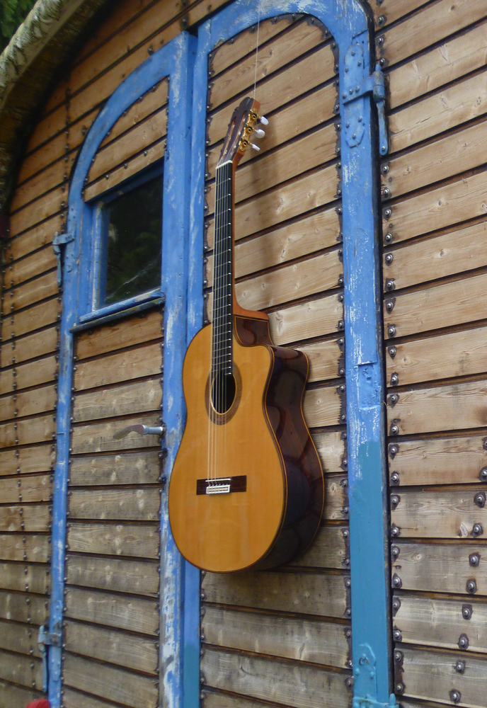 Guitarras Calliope. Kingsize Concert Guitar. Modelo Mike Reinhardt with Cutaway. Photo © Guitarras Calliope