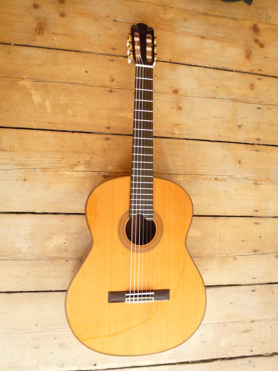 Kingsize Concertguitar Modelo Orfeo (Guitarras Calliope), Zeder. Cedar. Photo © UK